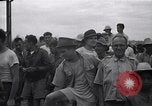 Standbild Häftlinge gerettet aus japanischen Gefangenenlager Guimba Philippinen, 1945, aus Sekunde 25 historischem Filmmaterial Videoclip 65675026770