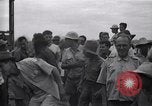 Standbild Häftlinge gerettet aus japanischen Gefangenenlager Guimba Philippinen, 1945, aus Sekunde 26 historischem Filmmaterial Videoclip 65675026770