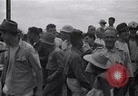 Standbild Häftlinge gerettet aus japanischen Gefangenenlager Guimba Philippinen, 1945, aus Sekunde 27 historischem Filmmaterial Videoclip 65675026770