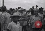 Standbild Häftlinge gerettet aus japanischen Gefangenenlager Guimba Philippinen, 1945, aus Sekunde 28 historischem Filmmaterial Videoclip 65675026770