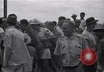 Standbild Häftlinge gerettet aus japanischen Gefangenenlager Guimba Philippinen, 1945, aus Sekunde 29 historischem Filmmaterial Videoclip 65675026770
