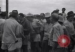 Standbild Häftlinge gerettet aus japanischen Gefangenenlager Guimba Philippinen, 1945, aus Sekunde 30 historischem Filmmaterial Videoclip 65675026770