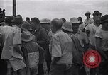 Standbild Häftlinge gerettet aus japanischen Gefangenenlager Guimba Philippinen, 1945, aus Sekunde 31 historischem Filmmaterial Videoclip 65675026770