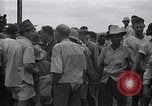 Standbild Häftlinge gerettet aus japanischen Gefangenenlager Guimba Philippinen, 1945, aus Sekunde 32 historischem Filmmaterial Videoclip 65675026770