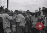 Standbild Häftlinge gerettet aus japanischen Gefangenenlager Guimba Philippinen, 1945, aus Sekunde 33 historischem Filmmaterial Videoclip 65675026770