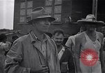 Standbild Häftlinge gerettet aus japanischen Gefangenenlager Guimba Philippinen, 1945, aus Sekunde 34 historischem Filmmaterial Videoclip 65675026770