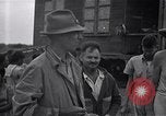 Standbild Häftlinge gerettet aus japanischen Gefangenenlager Guimba Philippinen, 1945, aus Sekunde 35 historischem Filmmaterial Videoclip 65675026770