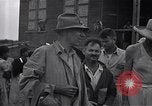 Standbild Häftlinge gerettet aus japanischen Gefangenenlager Guimba Philippinen, 1945, aus Sekunde 36 historischem Filmmaterial Videoclip 65675026770