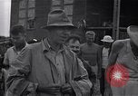 Standbild Häftlinge gerettet aus japanischen Gefangenenlager Guimba Philippinen, 1945, aus Sekunde 38 historischem Filmmaterial Videoclip 65675026770