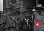 Standbild Häftlinge gerettet aus japanischen Gefangenenlager Guimba Philippinen, 1945, aus Sekunde 40 historischem Filmmaterial Videoclip 65675026770