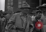 Standbild Häftlinge gerettet aus japanischen Gefangenenlager Guimba Philippinen, 1945, aus Sekunde 42 historischem Filmmaterial Videoclip 65675026770