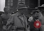 Standbild Häftlinge gerettet aus japanischen Gefangenenlager Guimba Philippinen, 1945, aus Sekunde 43 historischem Filmmaterial Videoclip 65675026770