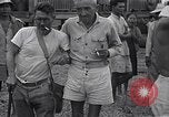 Standbild Häftlinge gerettet aus japanischen Gefangenenlager Guimba Philippinen, 1945, aus Sekunde 44 historischem Filmmaterial Videoclip 65675026770