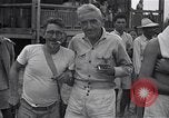 Standbild Häftlinge gerettet aus japanischen Gefangenenlager Guimba Philippinen, 1945, aus Sekunde 47 historischem Filmmaterial Videoclip 65675026770
