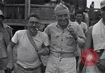 Standbild Häftlinge gerettet aus japanischen Gefangenenlager Guimba Philippinen, 1945, aus Sekunde 50 historischem Filmmaterial Videoclip 65675026770
