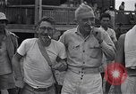 Standbild Häftlinge gerettet aus japanischen Gefangenenlager Guimba Philippinen, 1945, aus Sekunde 51 historischem Filmmaterial Videoclip 65675026770