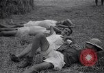Standbild Häftlinge gerettet aus japanischen Gefangenenlager Guimba Philippinen, 1945, aus Sekunde 56 historischem Filmmaterial Videoclip 65675026770