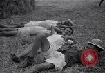 Standbild Häftlinge gerettet aus japanischen Gefangenenlager Guimba Philippinen, 1945, aus Sekunde 57 historischem Filmmaterial Videoclip 65675026770