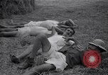 Standbild Häftlinge gerettet aus japanischen Gefangenenlager Guimba Philippinen, 1945, aus Sekunde 58 historischem Filmmaterial Videoclip 65675026770