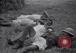 Standbild Häftlinge gerettet aus japanischen Gefangenenlager Guimba Philippinen, 1945, aus Sekunde 59 historischem Filmmaterial Videoclip 65675026770