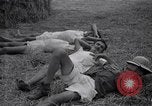 Standbild Häftlinge gerettet aus japanischen Gefangenenlager Guimba Philippinen, 1945, aus Sekunde 60 historischem Filmmaterial Videoclip 65675026770