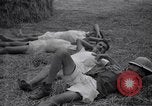 Standbild Häftlinge gerettet aus japanischen Gefangenenlager Guimba Philippinen, 1945, aus Sekunde 61 historischem Filmmaterial Videoclip 65675026770