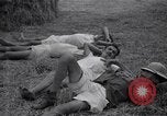 Standbild Häftlinge gerettet aus japanischen Gefangenenlager Guimba Philippinen, 1945, aus Sekunde 62 historischem Filmmaterial Videoclip 65675026770
