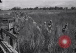 Standbild Alliierte Kriegsgefangene gerettet aus japanischen Cabanatuan Gefangenenlager Luzon Philippinen, 1945, aus Sekunde 7 historischem Filmmaterial Videoclip 65675026771