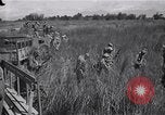 Standbild Alliierte Kriegsgefangene gerettet aus japanischen Cabanatuan Gefangenenlager Luzon Philippinen, 1945, aus Sekunde 8 historischem Filmmaterial Videoclip 65675026771