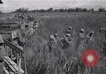 Standbild Alliierte Kriegsgefangene gerettet aus japanischen Cabanatuan Gefangenenlager Luzon Philippinen, 1945, aus Sekunde 9 historischem Filmmaterial Videoclip 65675026771