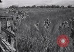 Standbild Alliierte Kriegsgefangene gerettet aus japanischen Cabanatuan Gefangenenlager Luzon Philippinen, 1945, aus Sekunde 10 historischem Filmmaterial Videoclip 65675026771