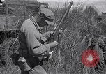 Standbild Alliierte Kriegsgefangene gerettet aus japanischen Cabanatuan Gefangenenlager Luzon Philippinen, 1945, aus Sekunde 16 historischem Filmmaterial Videoclip 65675026771