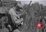 Standbild Alliierte Kriegsgefangene gerettet aus japanischen Cabanatuan Gefangenenlager Luzon Philippinen, 1945, aus Sekunde 17 historischem Filmmaterial Videoclip 65675026771