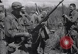 Standbild Alliierte Kriegsgefangene gerettet aus japanischen Cabanatuan Gefangenenlager Luzon Philippinen, 1945, aus Sekunde 20 historischem Filmmaterial Videoclip 65675026771