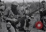 Standbild Alliierte Kriegsgefangene gerettet aus japanischen Cabanatuan Gefangenenlager Luzon Philippinen, 1945, aus Sekunde 22 historischem Filmmaterial Videoclip 65675026771