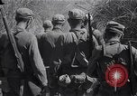 Standbild Alliierte Kriegsgefangene gerettet aus japanischen Cabanatuan Gefangenenlager Luzon Philippinen, 1945, aus Sekunde 28 historischem Filmmaterial Videoclip 65675026771