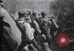 Standbild Alliierte Kriegsgefangene gerettet aus japanischen Cabanatuan Gefangenenlager Luzon Philippinen, 1945, aus Sekunde 32 historischem Filmmaterial Videoclip 65675026771