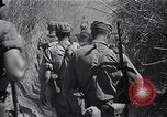 Standbild Alliierte Kriegsgefangene gerettet aus japanischen Cabanatuan Gefangenenlager Luzon Philippinen, 1945, aus Sekunde 34 historischem Filmmaterial Videoclip 65675026771