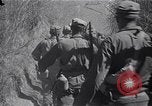 Standbild Alliierte Kriegsgefangene gerettet aus japanischen Cabanatuan Gefangenenlager Luzon Philippinen, 1945, aus Sekunde 44 historischem Filmmaterial Videoclip 65675026771