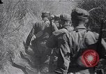 Standbild Alliierte Kriegsgefangene gerettet aus japanischen Cabanatuan Gefangenenlager Luzon Philippinen, 1945, aus Sekunde 46 historischem Filmmaterial Videoclip 65675026771