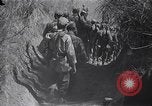 Standbild Alliierte Kriegsgefangene gerettet aus japanischen Cabanatuan Gefangenenlager Luzon Philippinen, 1945, aus Sekunde 51 historischem Filmmaterial Videoclip 65675026771