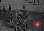 Standbild Alliierte Kriegsgefangene gerettet aus japanischen Cabanatuan Gefangenenlager Luzon Philippinen, 1945, aus Sekunde 57 historischem Filmmaterial Videoclip 65675026771