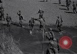 Standbild Alliierte Kriegsgefangene gerettet aus japanischen Cabanatuan Gefangenenlager Luzon Philippinen, 1945, aus Sekunde 59 historischem Filmmaterial Videoclip 65675026771