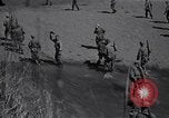 Standbild Alliierte Kriegsgefangene gerettet aus japanischen Cabanatuan Gefangenenlager Luzon Philippinen, 1945, aus Sekunde 60 historischem Filmmaterial Videoclip 65675026771