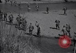 Standbild Alliierte Kriegsgefangene gerettet aus japanischen Cabanatuan Gefangenenlager Luzon Philippinen, 1945, aus Sekunde 61 historischem Filmmaterial Videoclip 65675026771