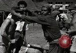 Immagine di Salvataggio dei prigionieri NEGLI STATI UNITI Cebu Filippine, 1945, secondo 12 filmato di repertorio 65675026775