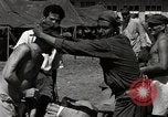 Immagine di Salvataggio dei prigionieri NEGLI STATI UNITI Cebu Filippine, 1945, secondo 13 filmato di repertorio 65675026775