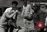 Immagine di Salvataggio dei prigionieri NEGLI STATI UNITI Cebu Filippine, 1945, secondo 16 filmato di repertorio 65675026775