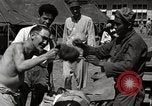 Immagine di Salvataggio dei prigionieri NEGLI STATI UNITI Cebu Filippine, 1945, secondo 17 filmato di repertorio 65675026775