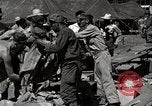 Immagine di Salvataggio dei prigionieri NEGLI STATI UNITI Cebu Filippine, 1945, secondo 26 filmato di repertorio 65675026775